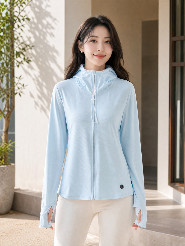 바람막이를 작게 접어서 가방 옆 주머니에 쏙 집어넣는 휴대성 강조 샷