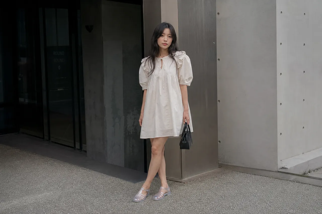 A high-end fashion runway shot featuring a Korean model wearing stylish clear jelly shoes, luxurious atmosphere, sharp focus, 8k resolution