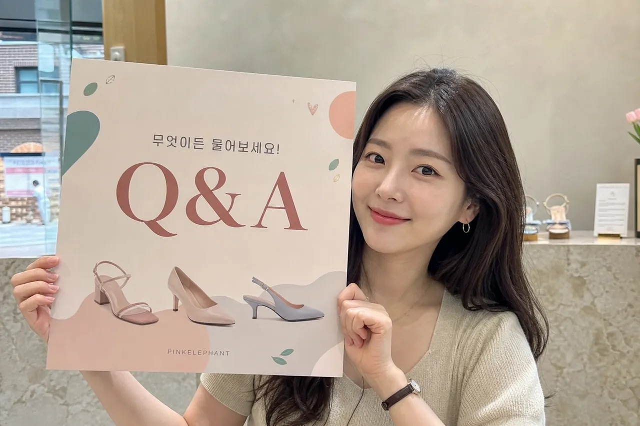 A stylish card news layout with the text 'Q&A' and icons of shoes, pastel color palette, clean modern design