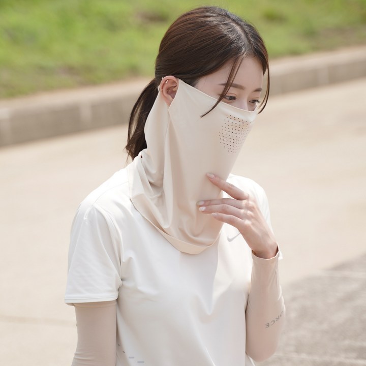 마스크의 얇고 신축성 있는 소재감을 보여주기 위해 손가락으로 가볍게 늘려보는 근접 사진
