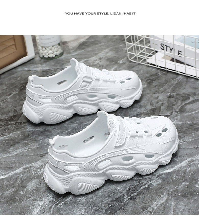 발볼이 넓은 필자가 직접 샌들을 착용하고 발가락 끝의 여유 공간을 보여주는 착용 샷