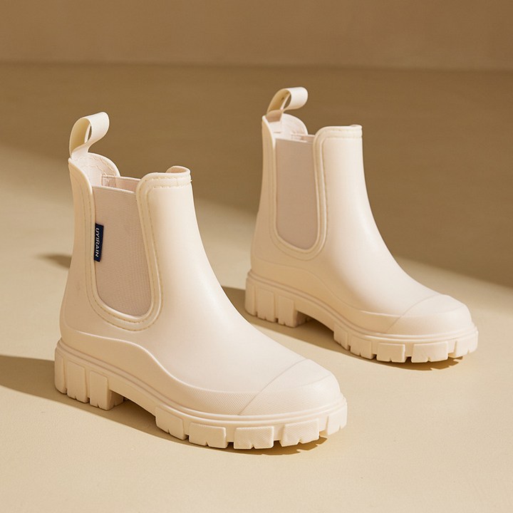 회사 책상 아래에 벗어놓은 Modern Fashion 레인부츠, 밑창의 미끄럼방지 패턴이 선명하게 보이는 모습