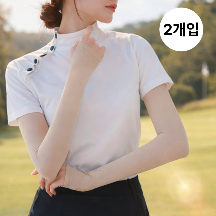 밝은 햇살 아래 쿨토시를 착용한 채 환하게 웃으며 엄지를 치켜세우는 만족스러운 모습