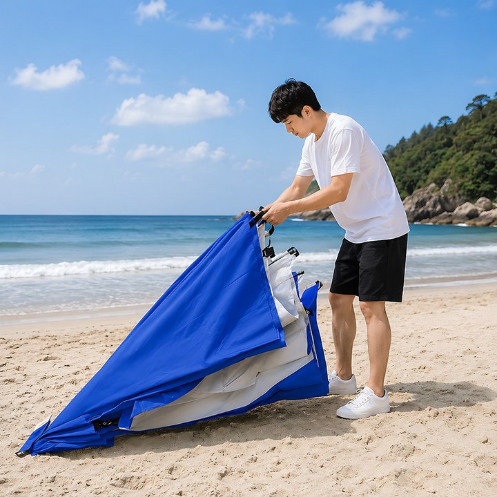 파라솔 측면에 전용 가림막을 연결해서 텐트처럼 아늑한 쉘터 모양을 만든 모습