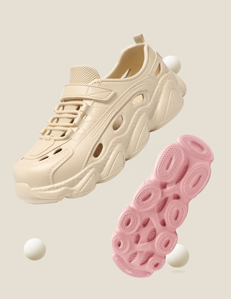 청바지에 Modern Fashion 아쿠아 샌들 X87을 매치하고 외출 준비를 마친 전신 컷