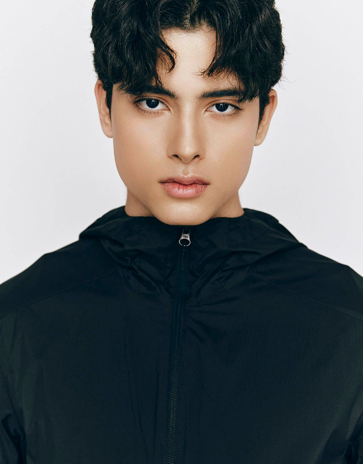 178cm 남성이 지오다노 윈드브레이커 L 사이즈를 착용하고 야외에서 활동적인 포즈를 취하고 있는 전신 샷