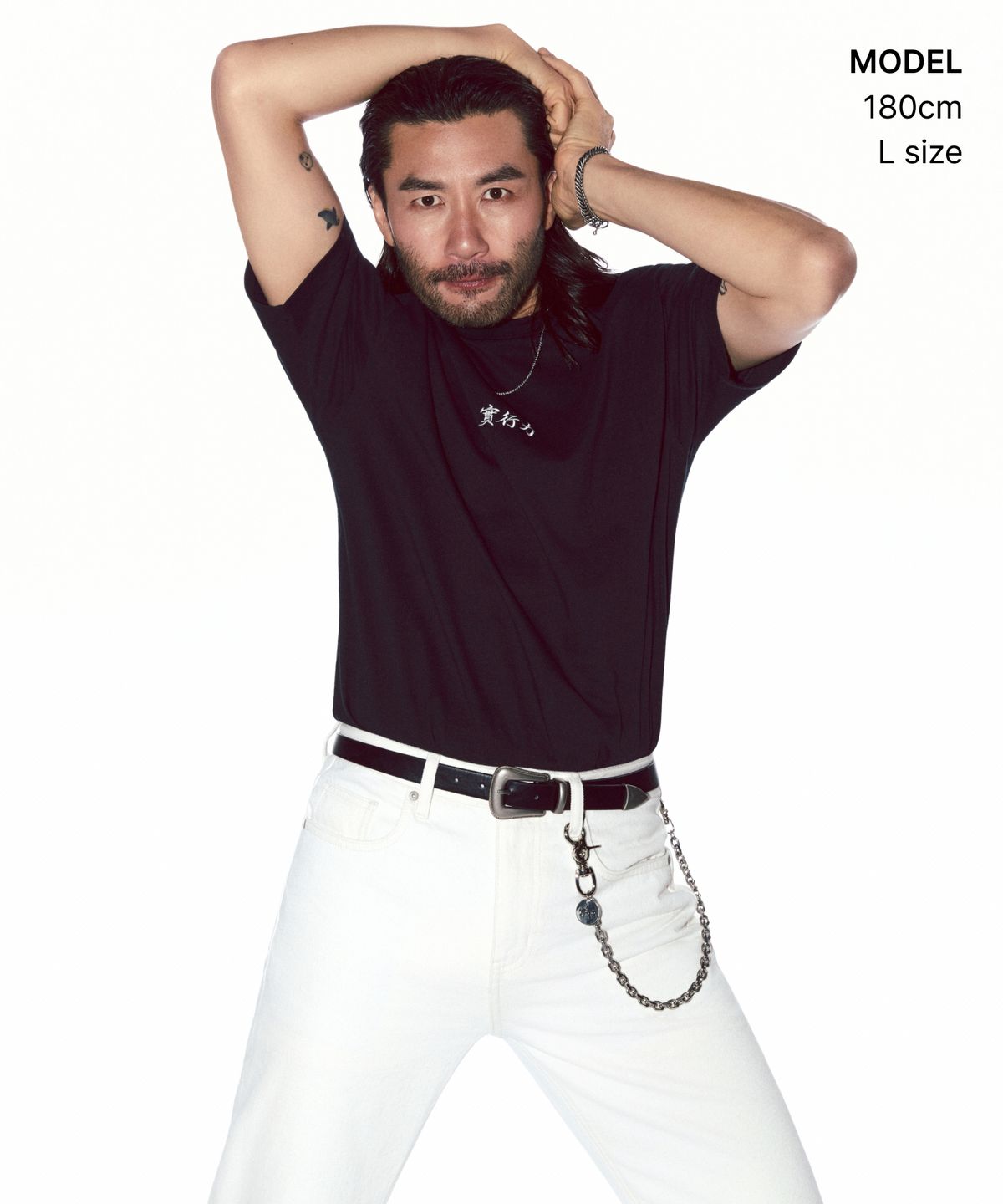실행력 한자 그래픽이 돋보이는 티셔츠 전면의 깔끔한 프린팅 근접 촬영 모습