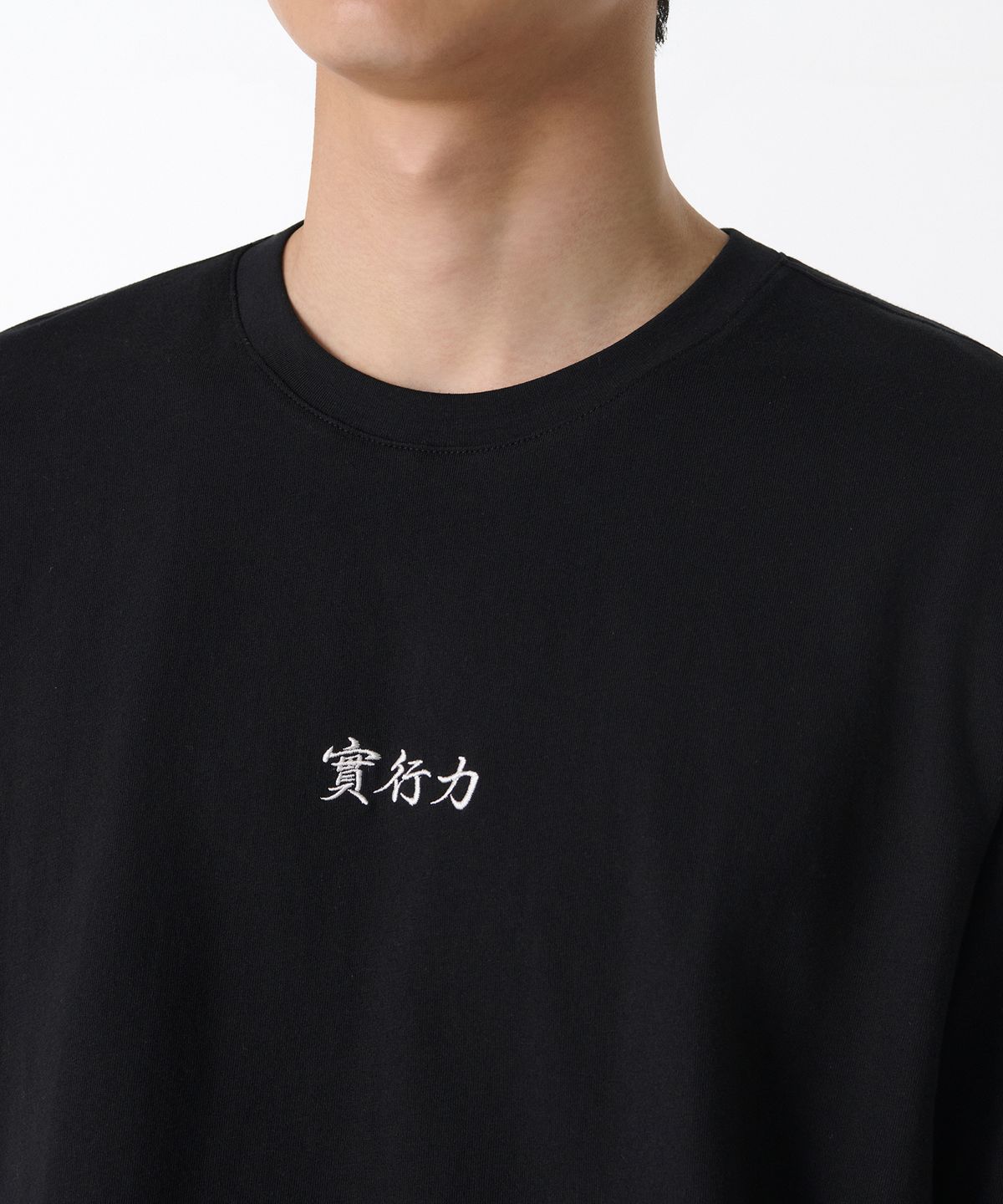 거울 앞에서 데님 팬츠와 매치한 티셔츠의 전체적인 코디를 보여주는 거울 셀카