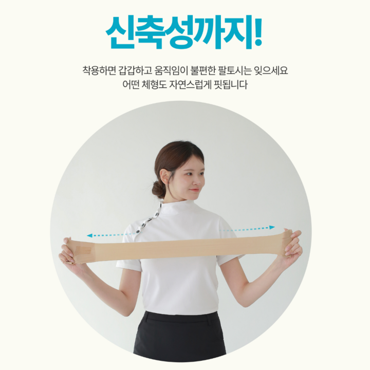운전석에서 핸들을 잡고 있는 모습, 손등이 쿨토시에 의해 자외선으로부터 보호받고 있는 시점 사진