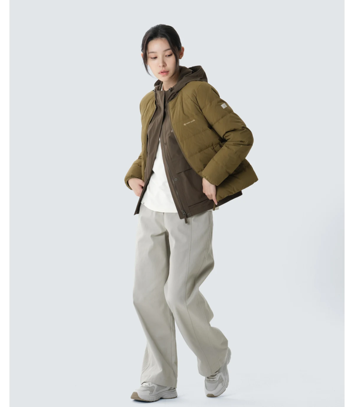 163cm 화자가 size 2 제품을 착용하고 거울 셀카를 찍은 모습, 핏감이 슬림하게 보이는 장면