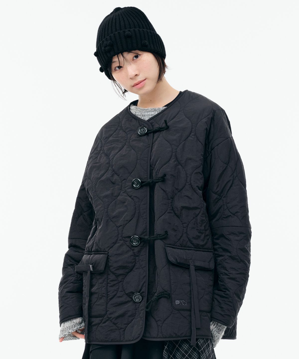 164cm 화자가 size1 자켓을 입고 거울 앞에서 전체적인 핏을 보여주는 착용샷