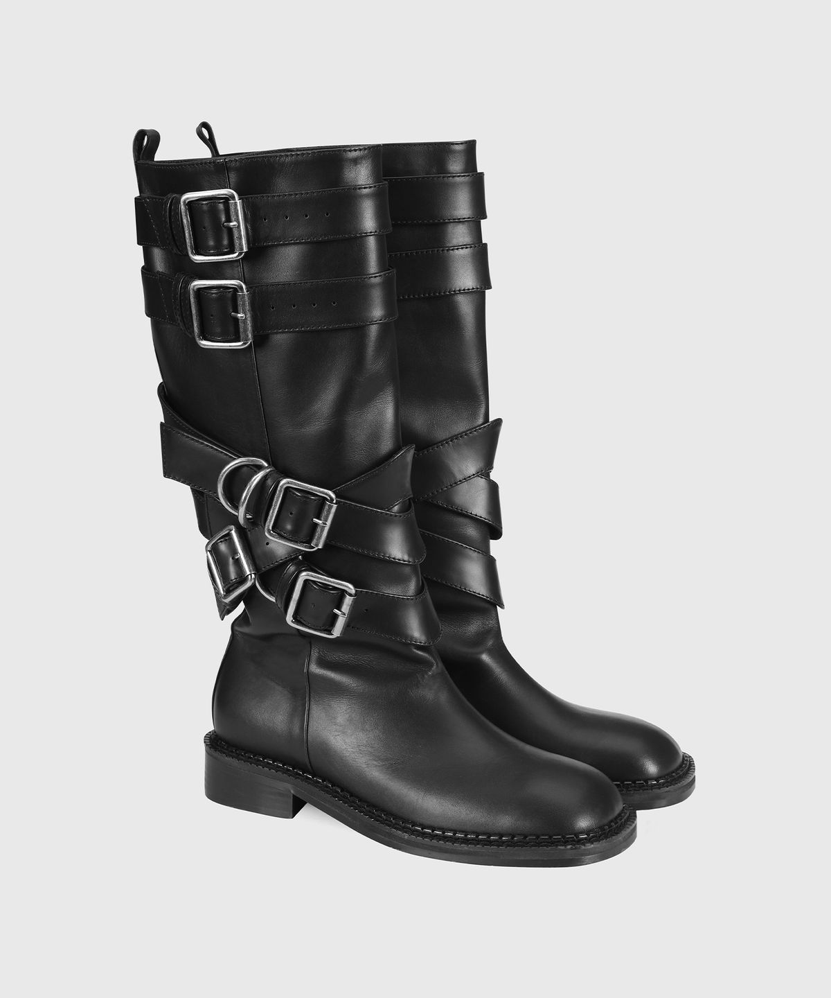 앤더슨벨 매장에서 진열된 LAYERED STRAP BOOTS aaa483w 모델을 정면에서 근접 촬영한 모습