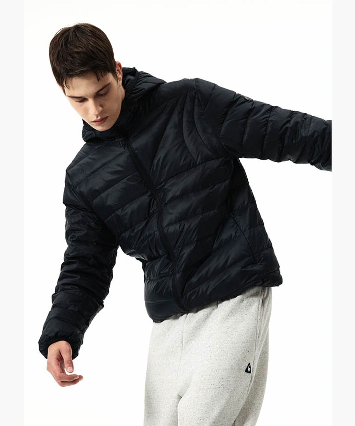 178cm 남성이 블랙 경량 자켓을 입고 거울 앞에서 전신 샷을 찍은 모습