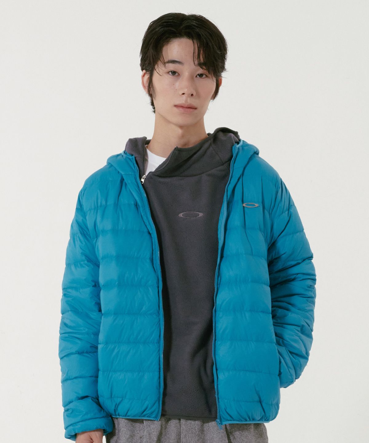 자켓 지퍼를 끝까지 올렸을 때의 핏과 소매 길이를 보여주는 근접 사진