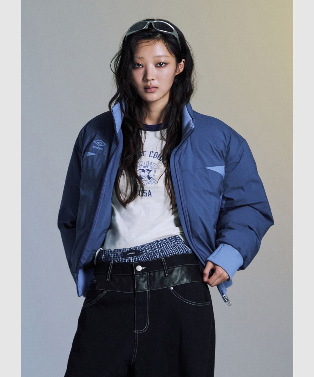 방 바닥에 자켓을 전체적으로 펼쳐놓고 엄브로 로고 디테일을 클로즈업한 사진