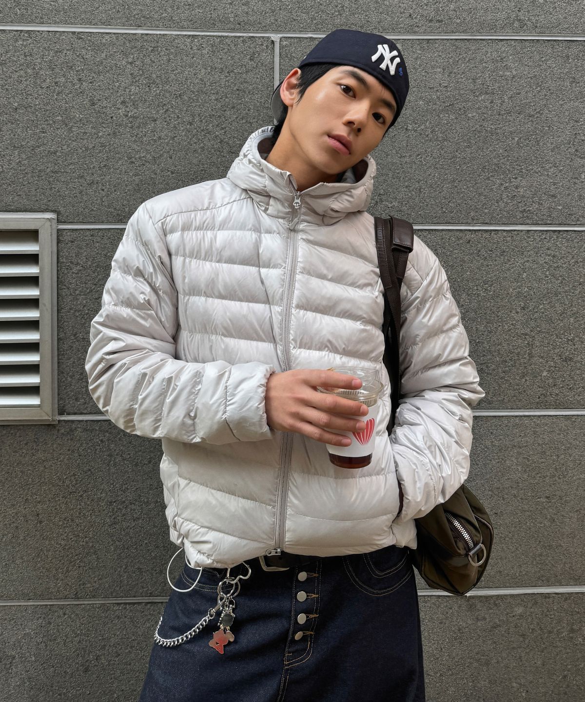 거울 앞에서 전체적인 핏을 보여주는 셀카, 어깨 라인이 자연스럽게 떨어지는 세미 오버핏 강조