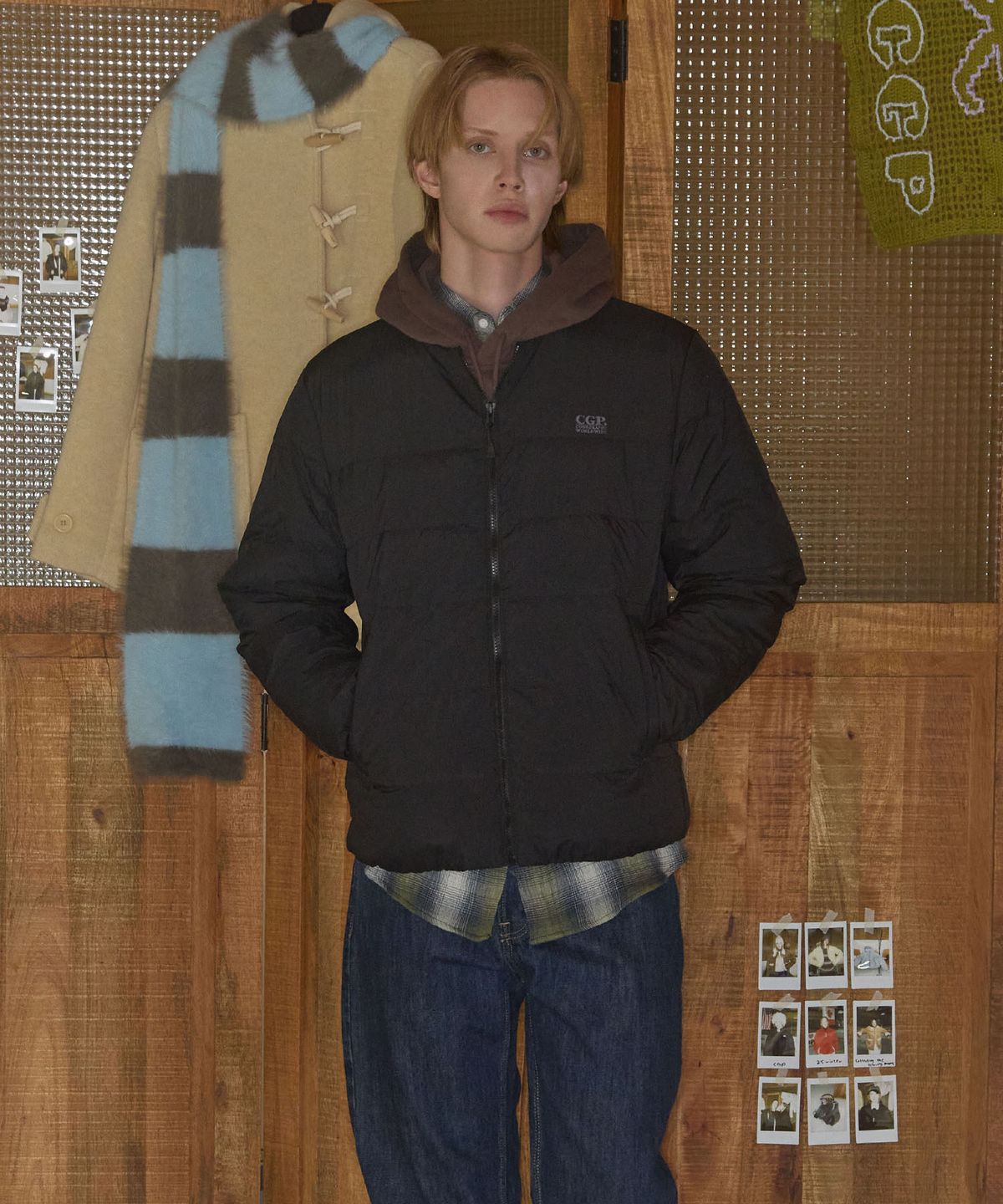 178cm 화자가 검정색 후드티 위에 코드그라피 점퍼를 레이어드해서 입고 거울 셀카를 찍는 모습