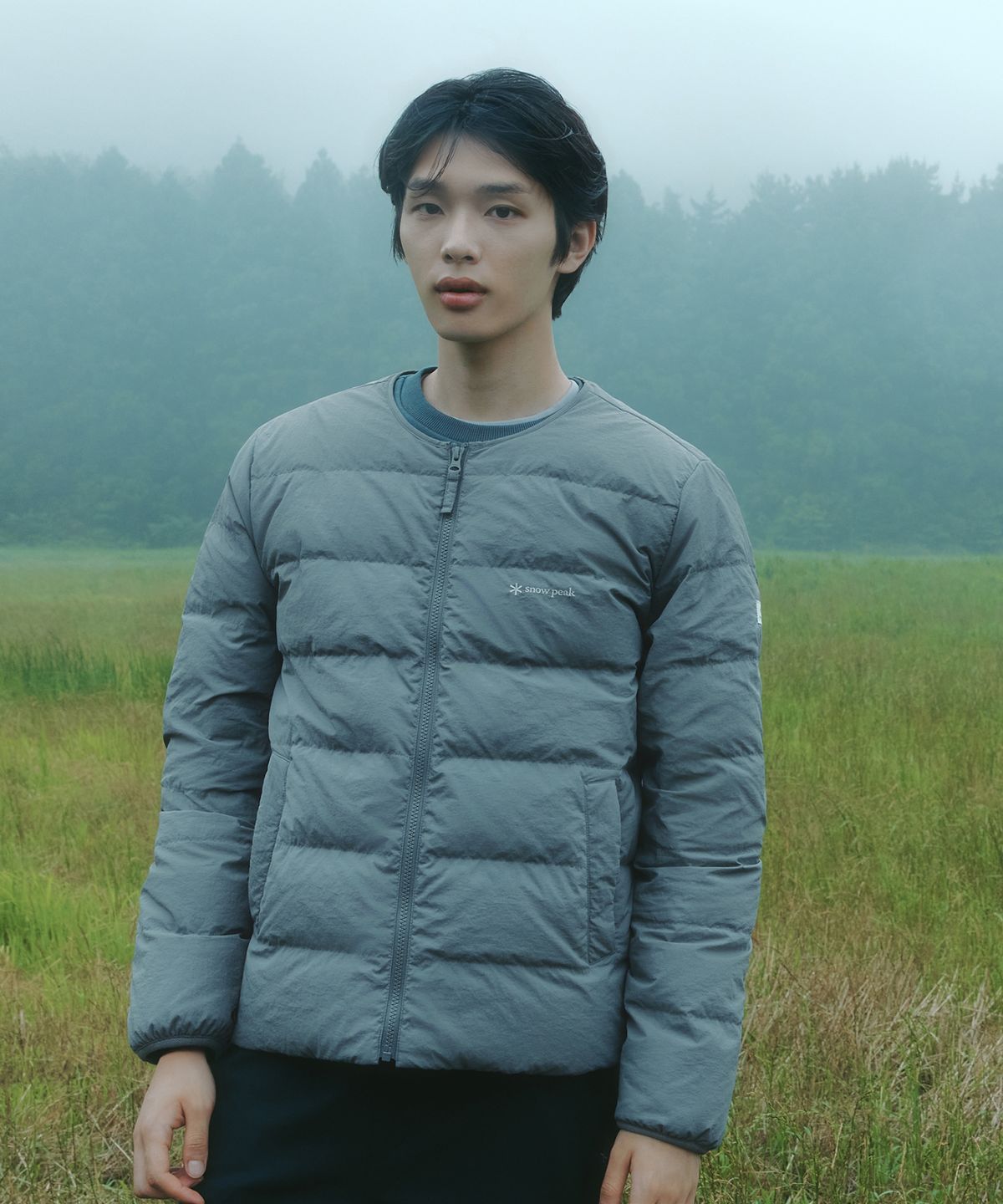 야외 조명 아래에서 자켓의 색감이 가장 잘 표현된 상반신 컷과 함께 만족스러운 표정