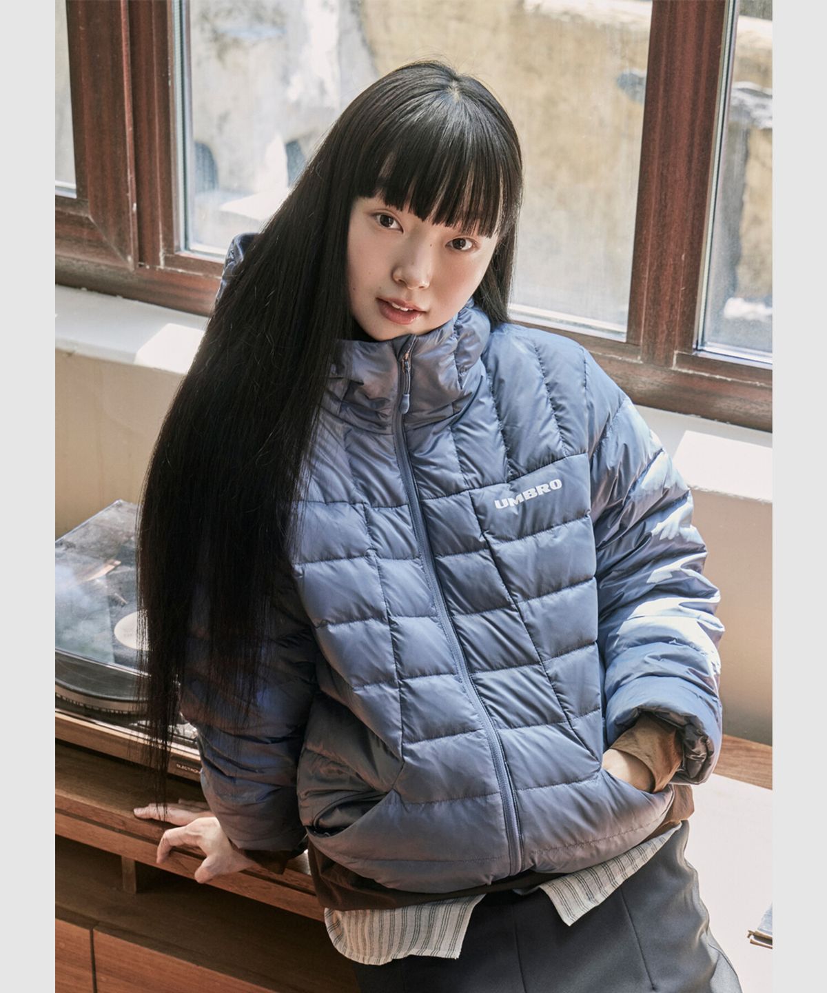 패딩 안에 후드티를 레이어드해서 캐주얼하게 코디한 모습