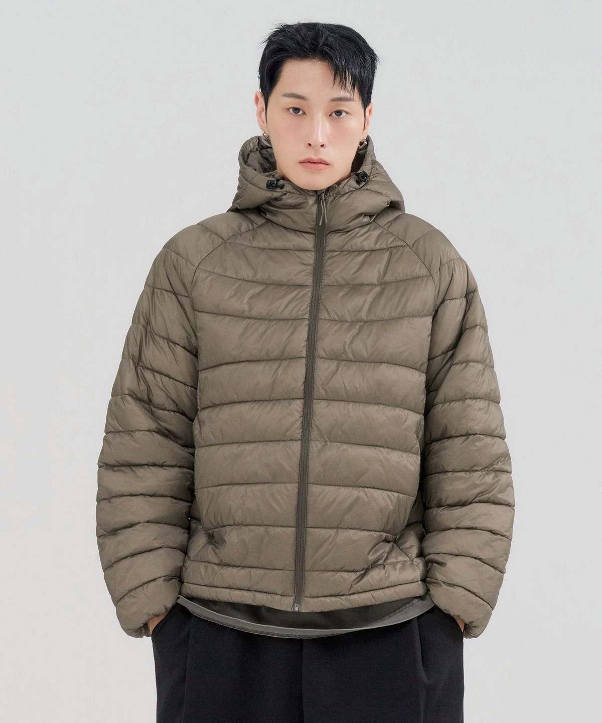 깔끔한 디자인의 체이스컬트 시어쉘 패딩 점퍼를 입고 거울 앞에서 전신 샷을 찍는 모습