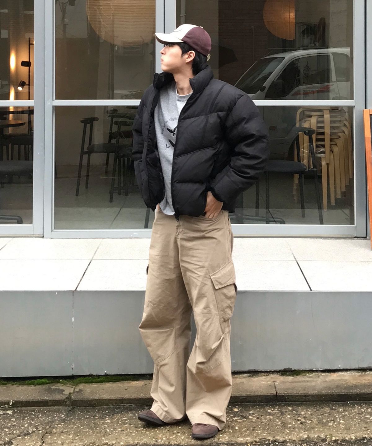 전신 거울 앞에서 점퍼를 착용하고 옆모습과 뒷모습의 실루엣을 보여주는 착용 샷