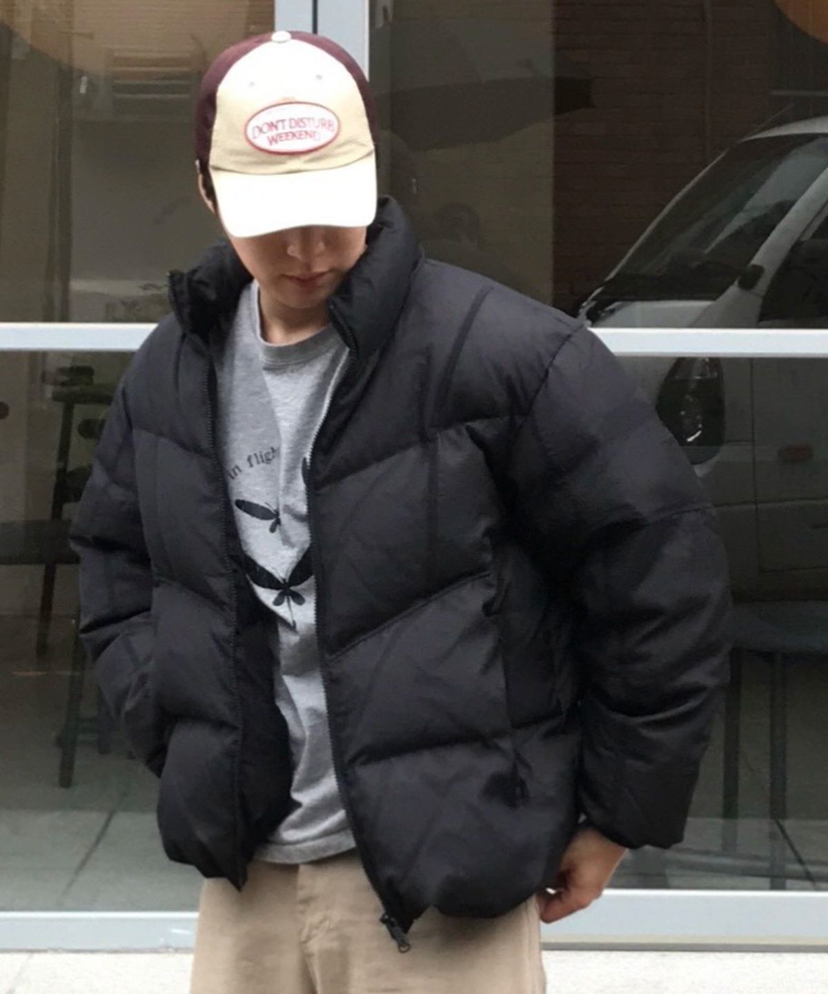 점퍼 안쪽의 리사이클 다운 인증 태그와 깔끔한 안감 마감을 보여주는 디테일 샷