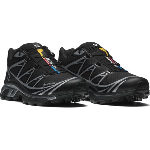 현관 앞에 놓인 살로몬 XT-6 GTX 블랙 실버 메탈릭 모델의 영롱한 전체 실루엣