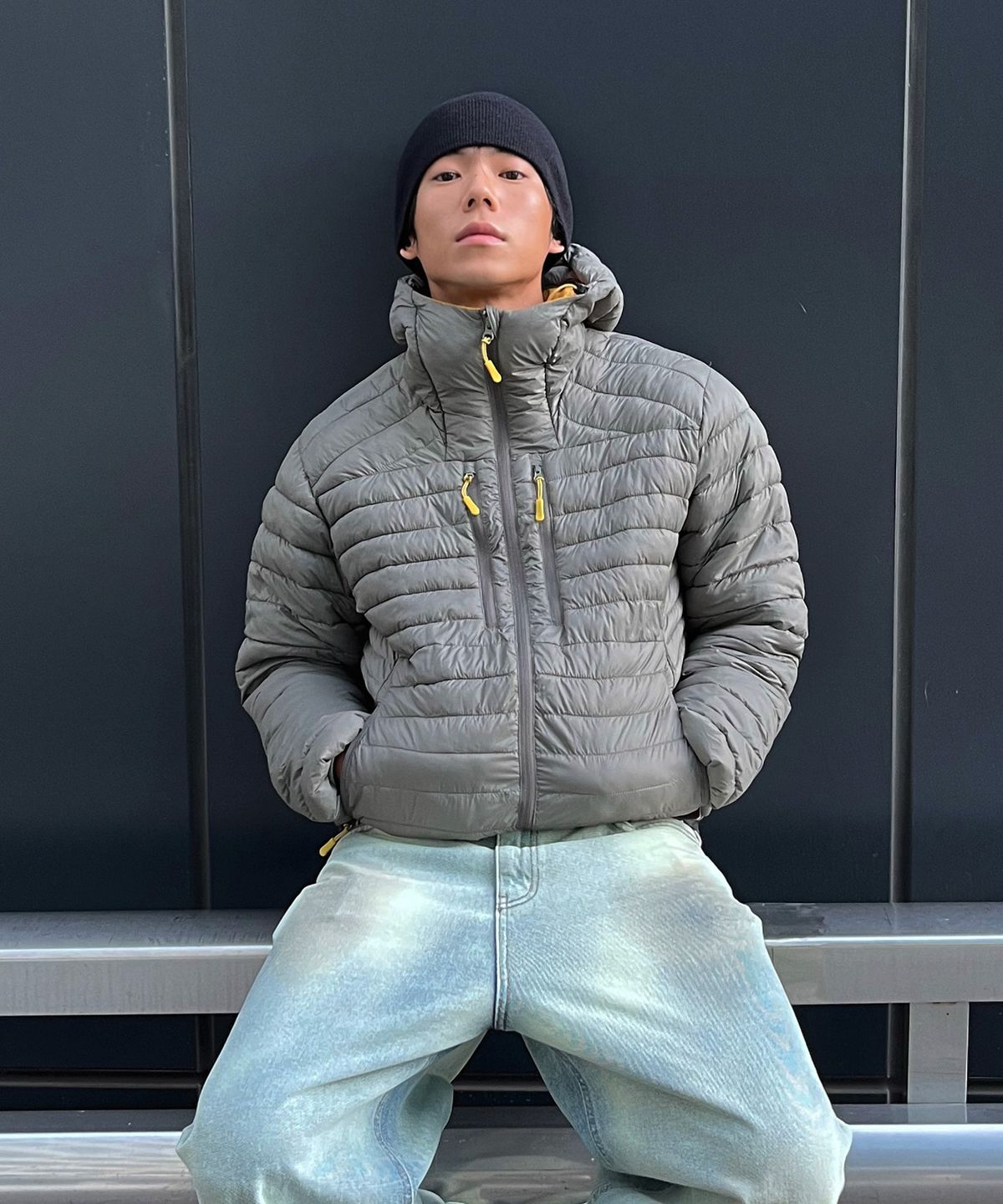 자켓의 지퍼와 후드 디테일, 꼼꼼한 봉제 마감을 가까이서 찍어 퀄리티를 보여주는 상세 컷