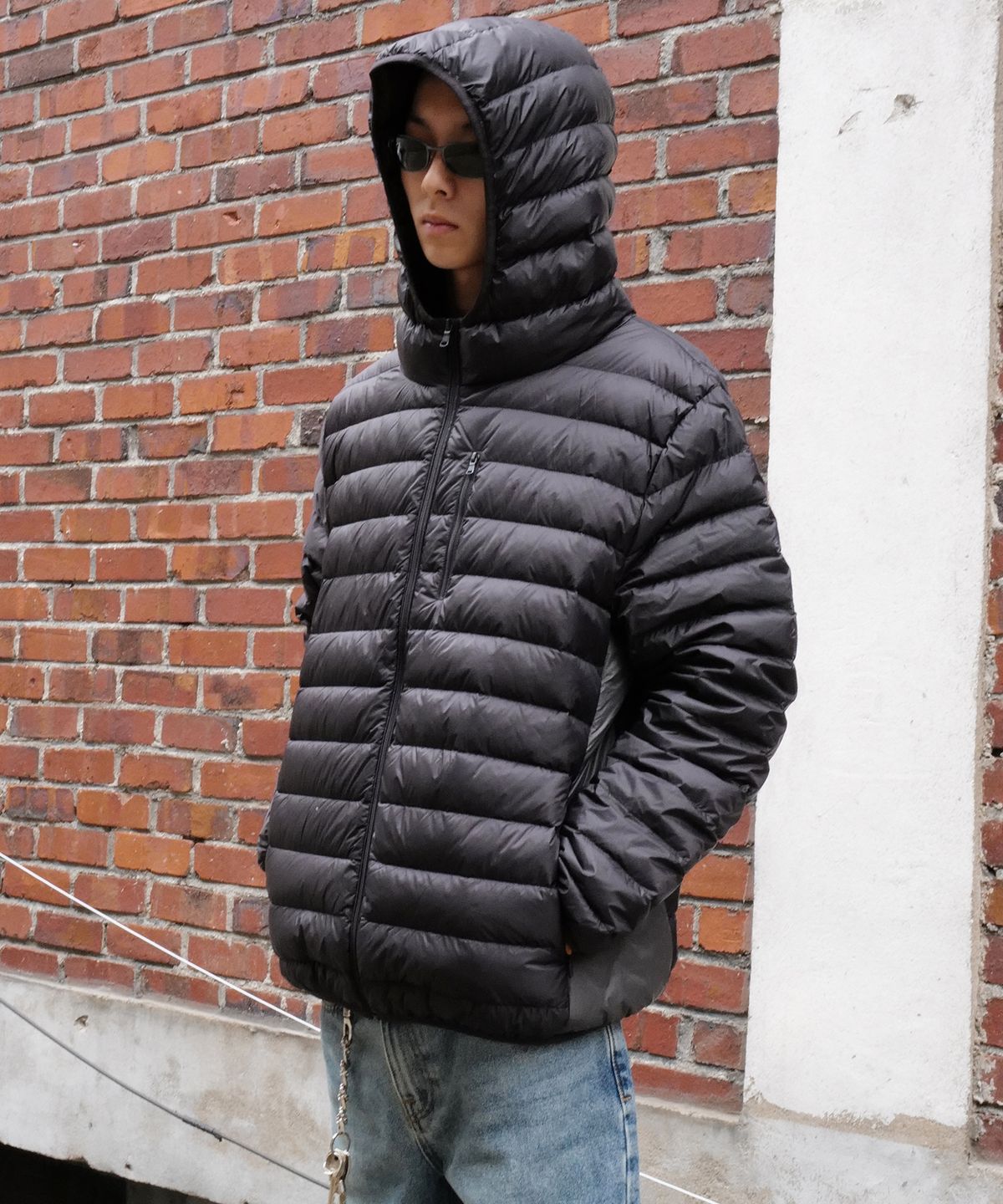 178cm 남성이 size3 자켓을 입고 후드를 가볍게 쓴 채 활동적인 포즈를 취하고 있는 모습
