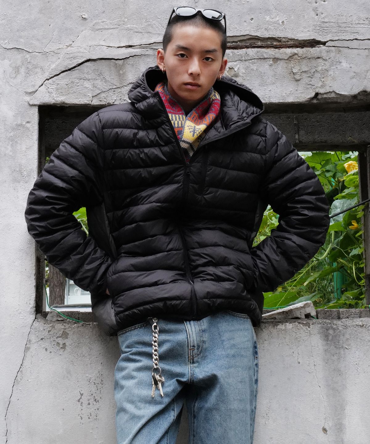 자켓의 가슴 포켓에 손을 넣고 수납 공간을 확인하는 모습과 소매 끝 밴딩 처리를 근접 촬영한 사진