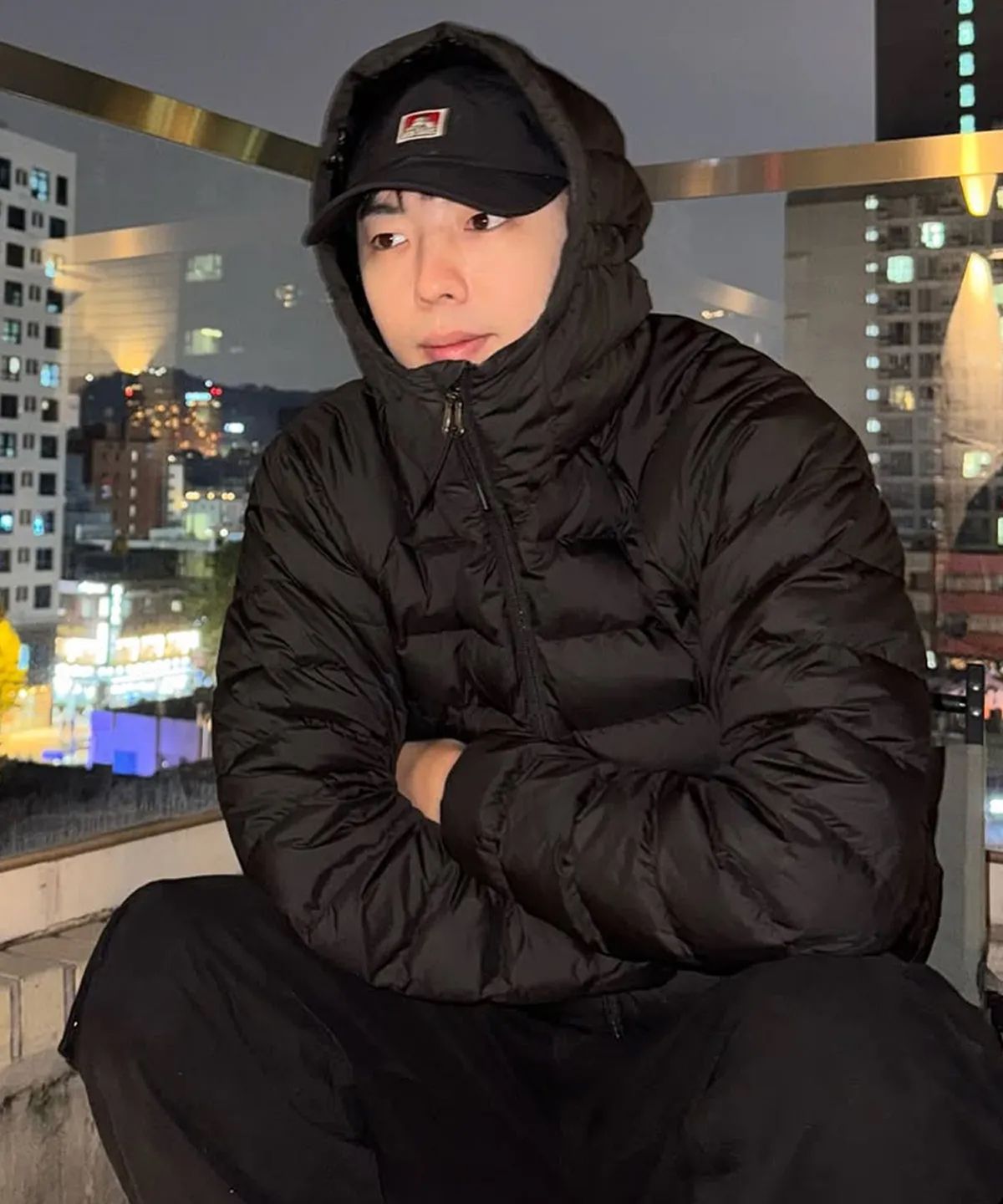 거울 앞에서 패딩을 착용하고 정면과 측면 핏을 확인하는 전신 거울 셀카