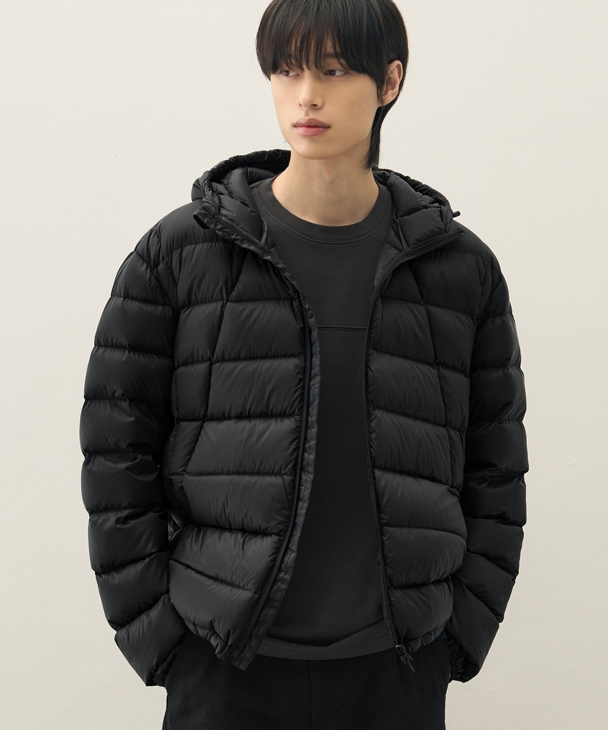 카페 의자에 자켓을 자연스럽게 걸쳐둔 모습, 얇지만 탄탄한 충전재의 볼륨감이 보이는 사진