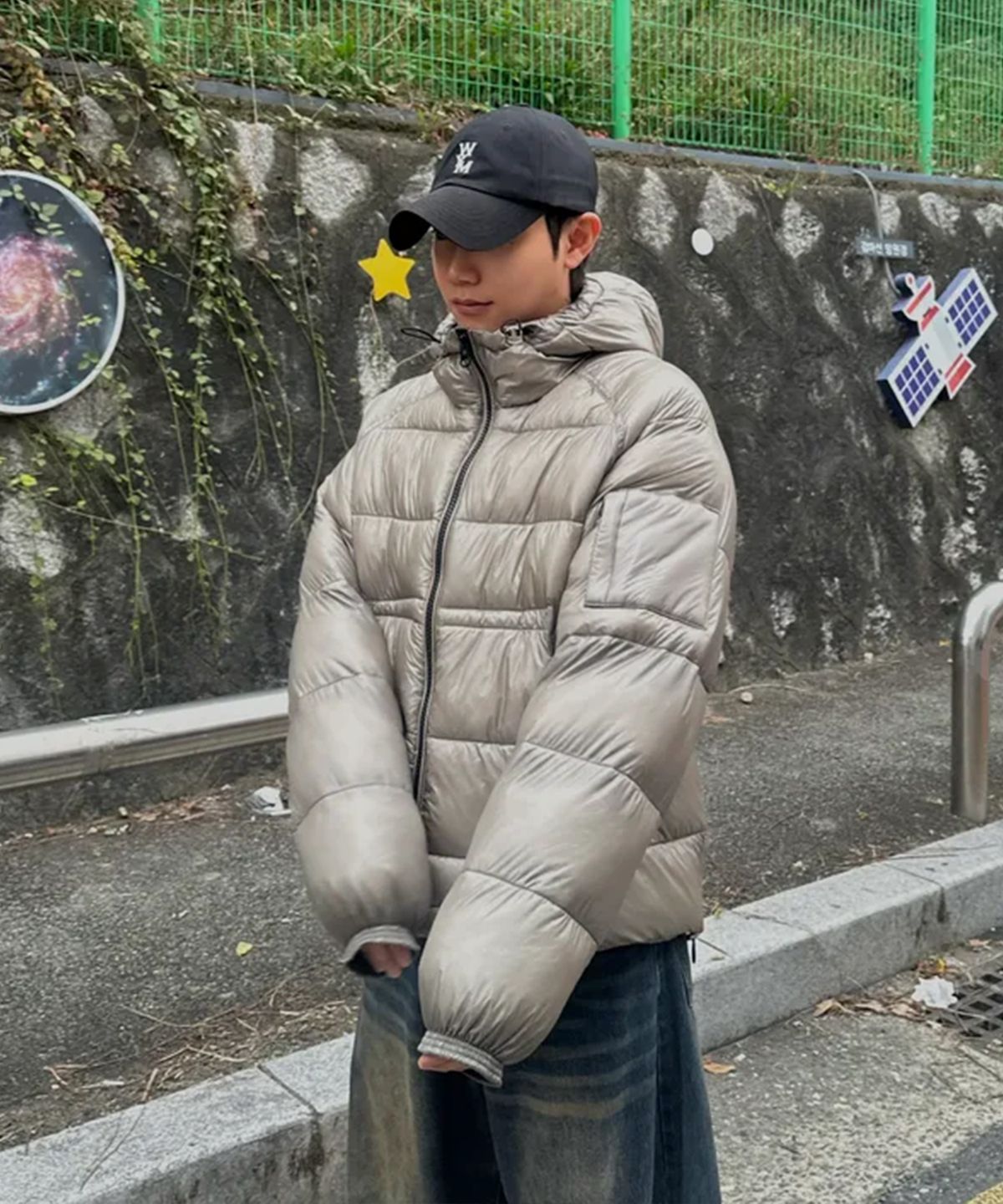가을 단풍이 든 공원 벤치에 앉아 패딩을 입고 여유를 즐기는 모습, 자연광 아래서의 시스루 질감 강조