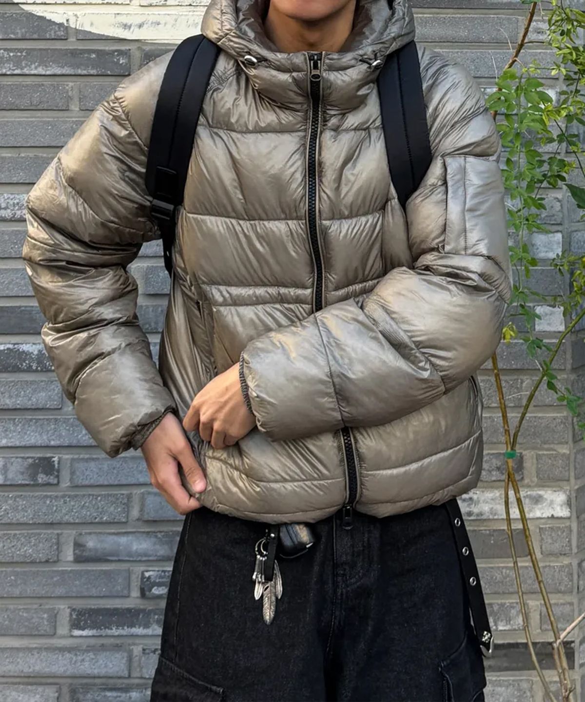 퀼팅 마감 부위와 소매 시보리, 지퍼 디테일을 강조한 클로즈업 샷