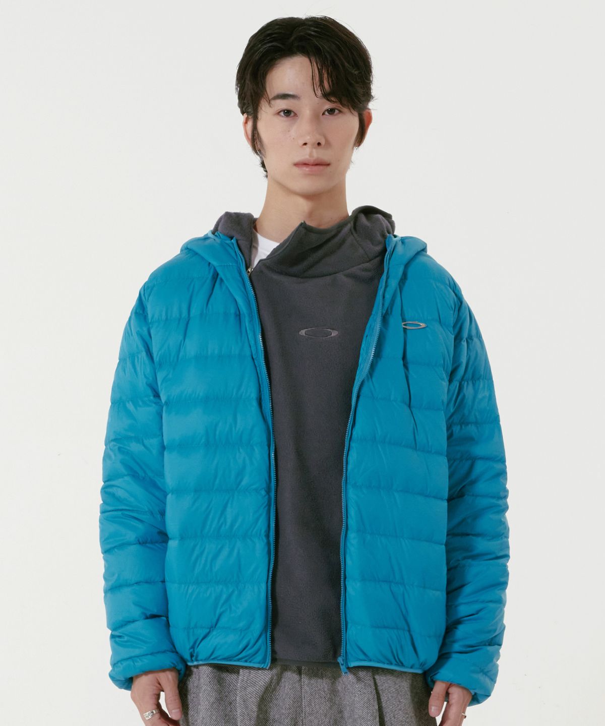 자켓을 아주 작게 접어서 에코백 안에 쏙 넣고 있는 디테일한 모습