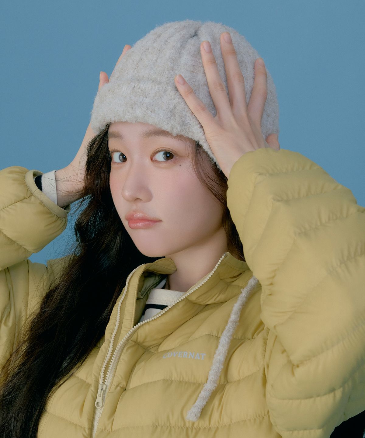 슬랙스와 화이트 셔츠 위에 레이어드하여 깔끔하게 연출한 직장인 출근룩 전신샷