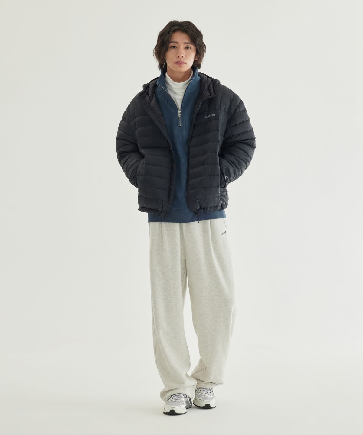 후드를 쓰고 한강 변을 걷는 편안하고 스포티한 착장 컷