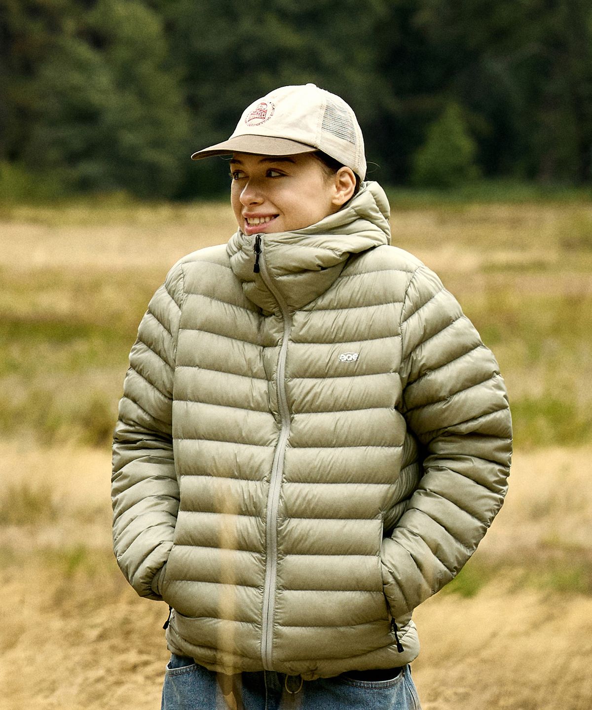 카페 야외 테라스 의자에 플루크 라이트카키 자켓을 가볍게 걸쳐둔 감성적인 사진
