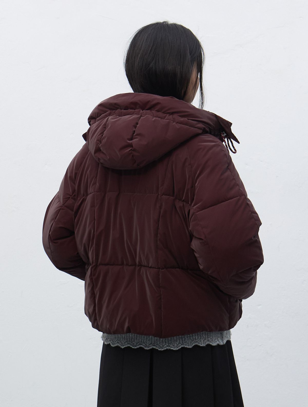 후드 부분을 머리에 쓰고 목 끝까지 지퍼를 올려 따뜻하게 착용한 야외 모습