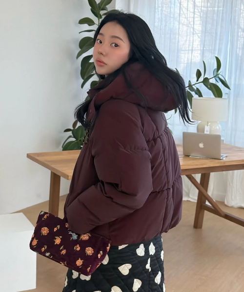 청바지와 함께 매치해서 캐주얼하게 코디한 뒷모습, 다리가 길어 보이는 핏 강조