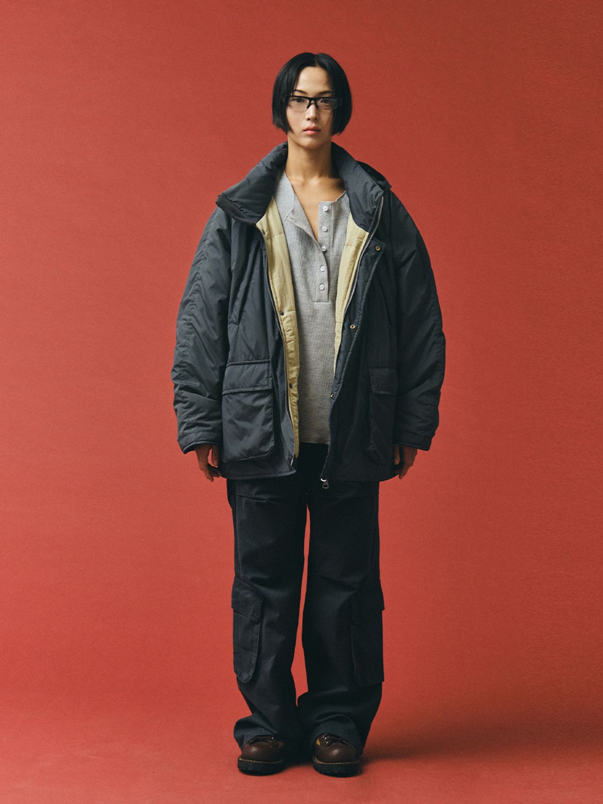 하이넥을 끝까지 올리고 스트링을 조절하여 바람을 막는 연출을 한 야외 착용 샷