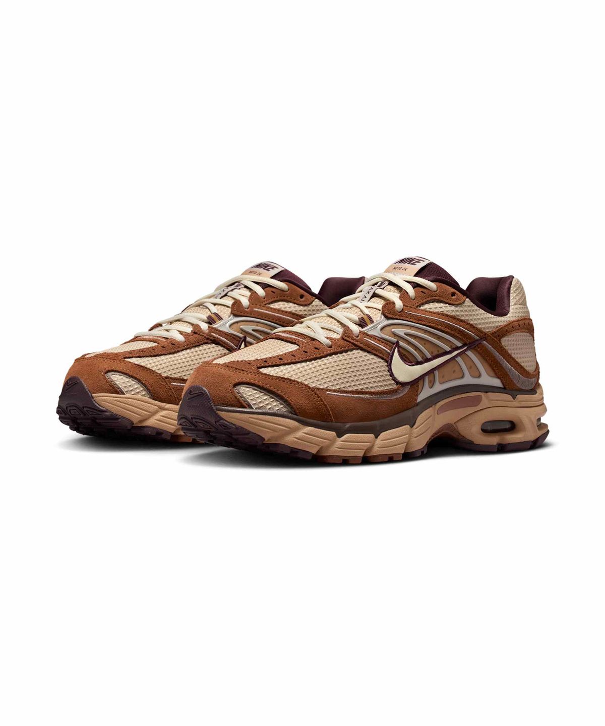나이키 에어 맥스 모토 2K M IQ3410-281 제품이 깔끔하게 언박싱되어 신발장 위에 놓여있는 모습