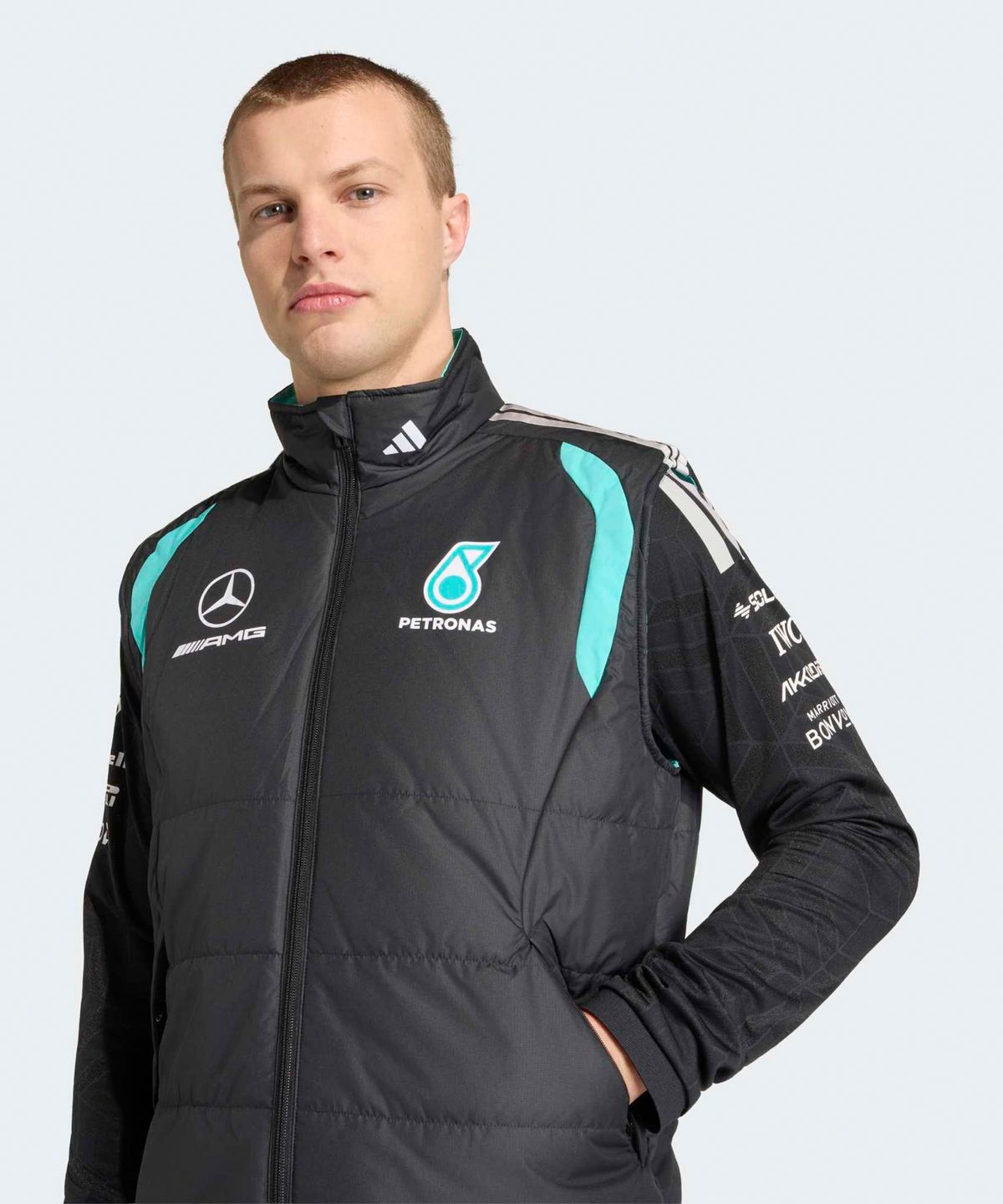 베스트에 선명하게 새겨진 메르세데스 AMG 로고와 스폰서 패치들의 디테일한 근접 사진