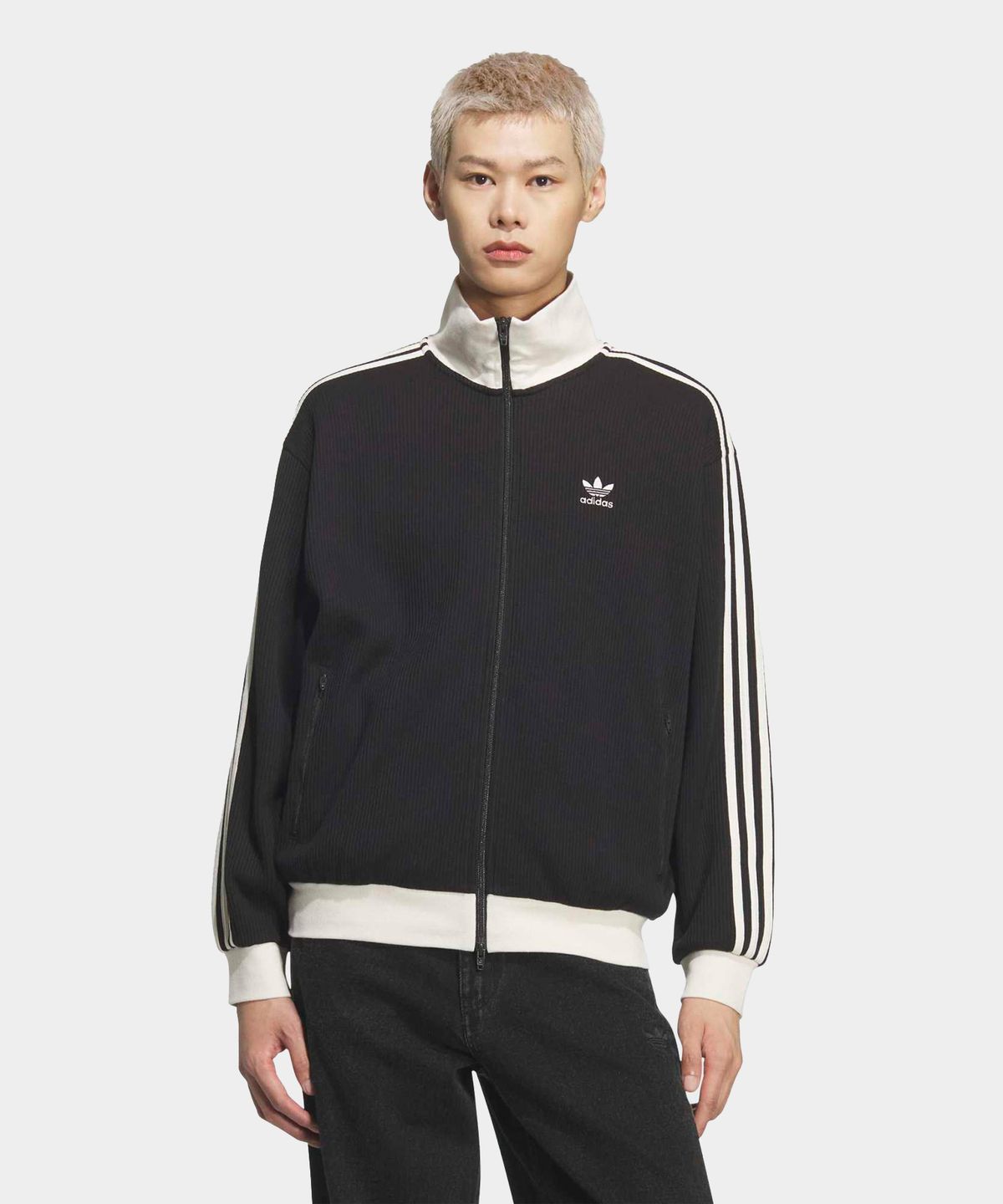 활동적인 움직임에도 옷태가 무너지지 않는 모습을 보여주는 전신 착용 사진
