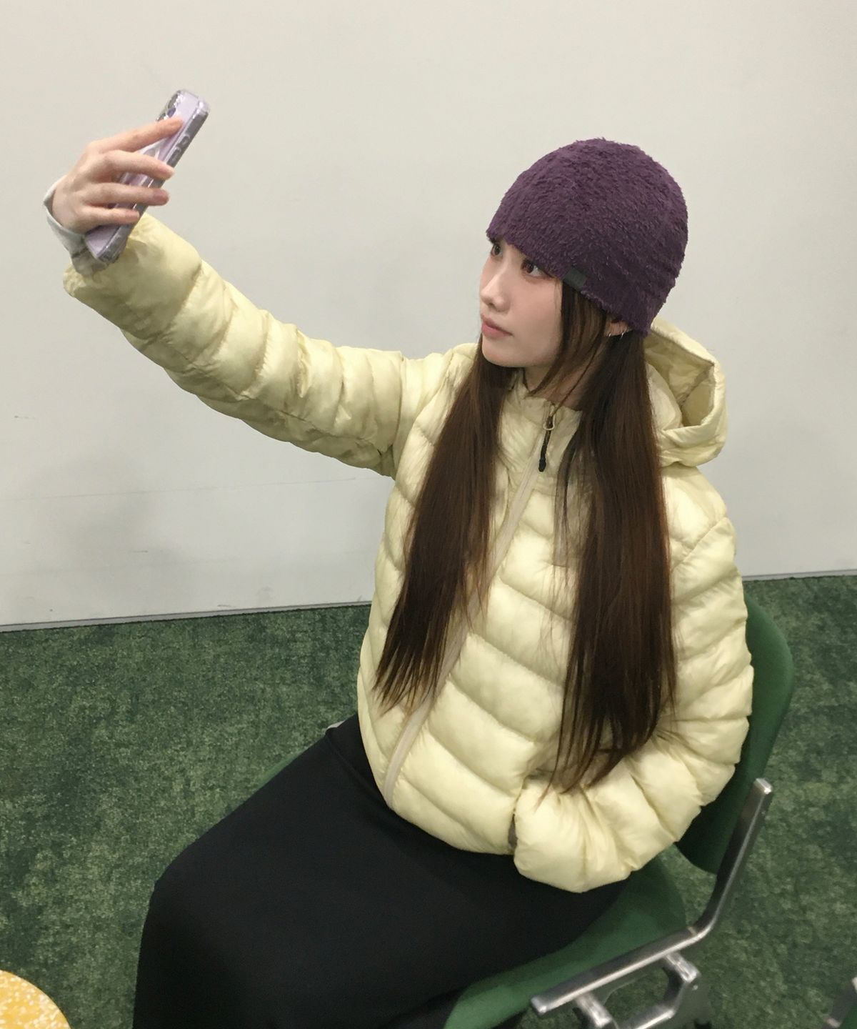 자켓의 소매 끝단과 지퍼 마감을 디테일하게 보여주는 접사 사진