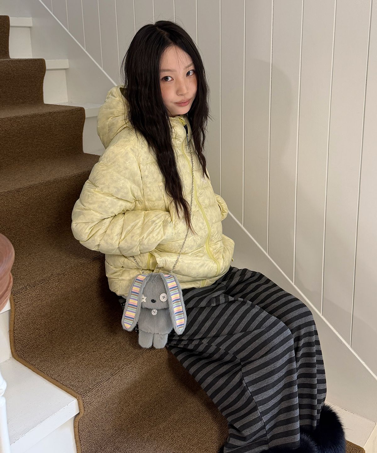 밝은 야외 채광 아래서 버터 크림 색감이 화사하게 살아나는 자켓의 앞모습 디테일 샷