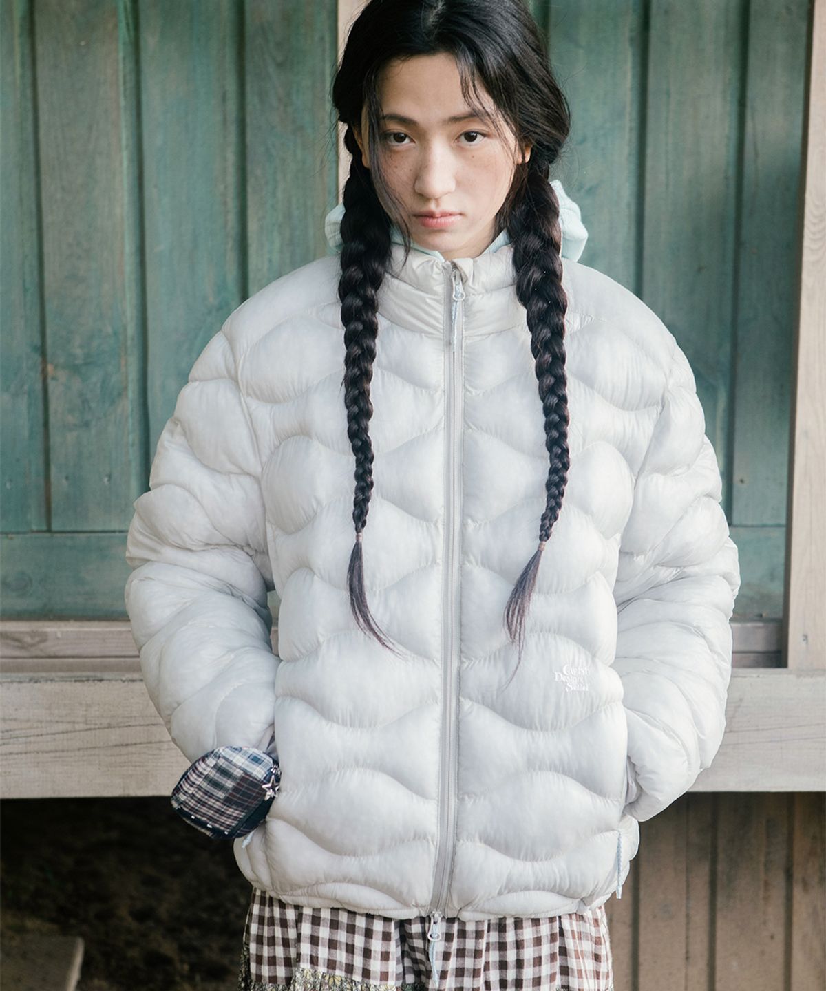 패딩의 지퍼와 포켓 부분 마감을 근접해서 촬영한 디테일 컷