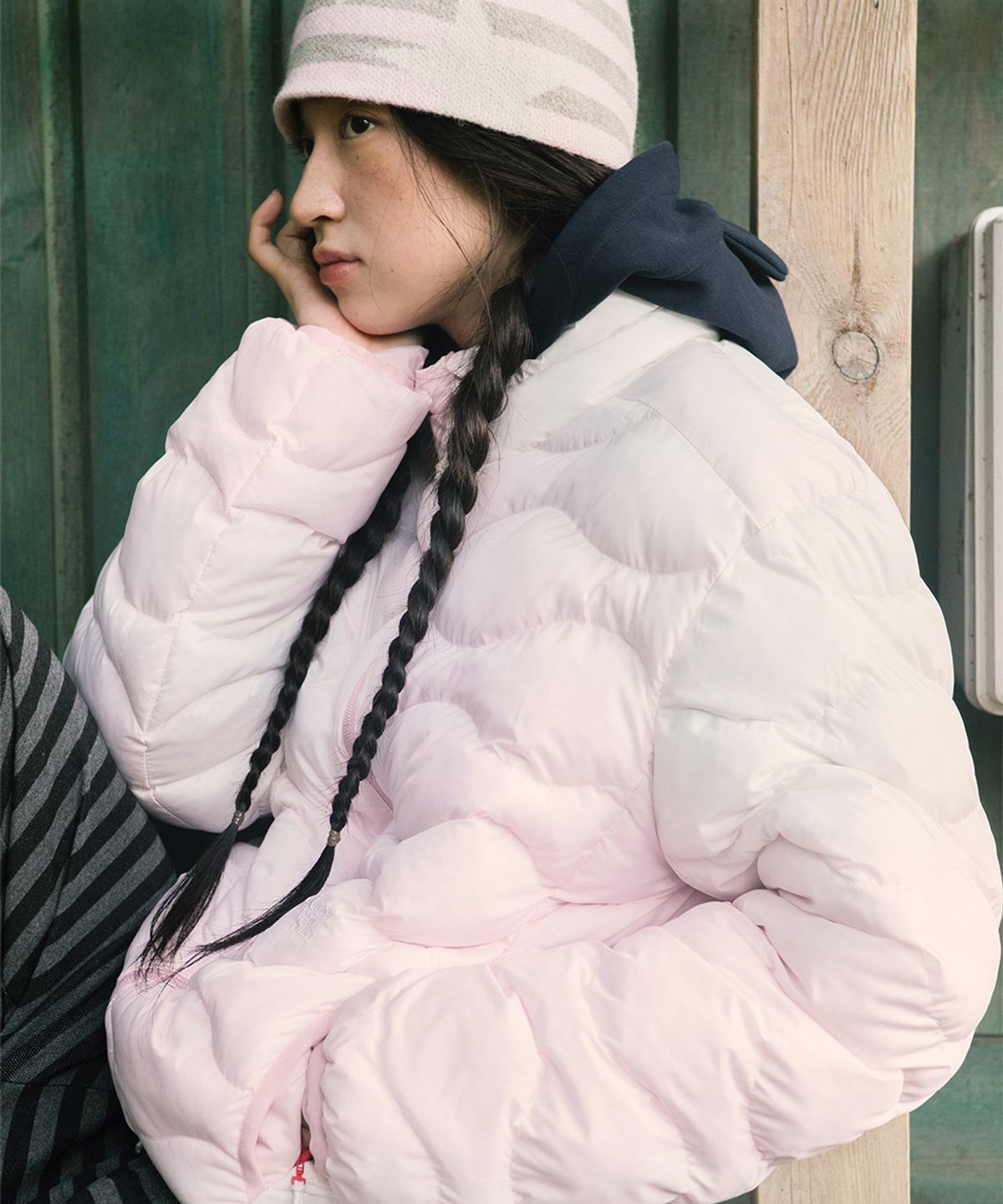패딩을 입고 가방을 멘 채 뒤돌아보며 웃고 있는 화자의 전신 샷, 가을 풍경과 잘 어우러진 모습