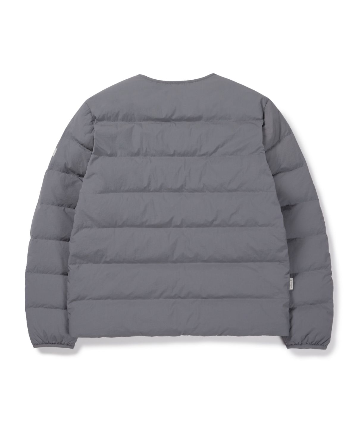 거실 조명 아래에서 비닐을 벗긴 랜드 경량 다운 자켓의 전체적인 실루엣과 Gray Blue 색감 근접 촬영
