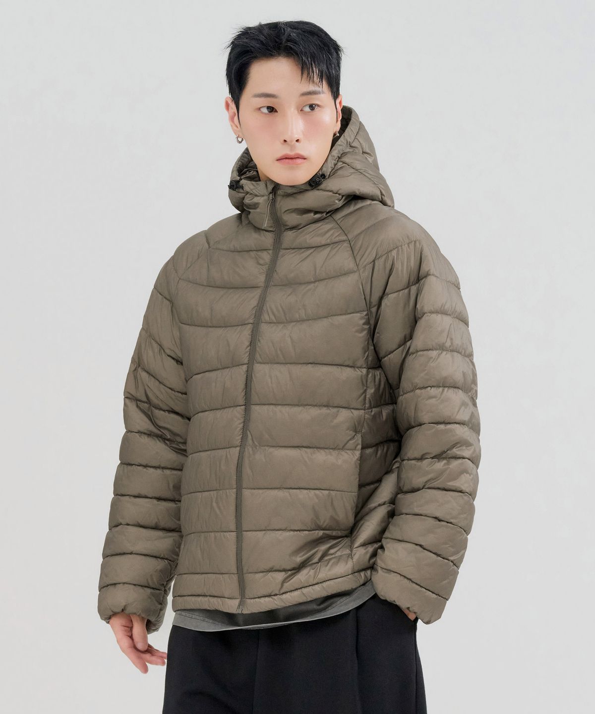 패딩 점퍼의 소매 시보리와 안감 디테일을 가까이서 촬영하여 꼼꼼한 마감을 보여주는 사진